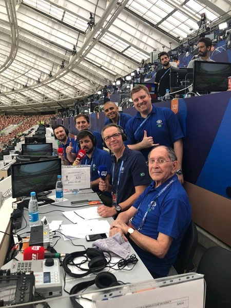 Em 15 de julho de 2018, no Estádio Luzhniki, palco de França 4 x 2 Croácia, final da Copa da Rússia, em Moscou. Em pé, da esquerda para a direita: Fábio França, João Paulo Cappellanes, Marcelo Cruz e Jean Pierre Vandersen. Sentados: André Coutinho, Ricardo Capriotti e José Silvério. Foto: arquivo pessoal de Ricardo Capriotti