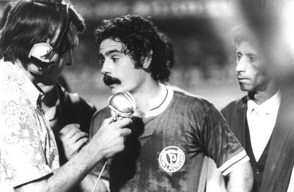 Sérgio Baklanos entrevista Rivellino, logo após confronto entre Corinthians e Palmeiras no começo dos anos 70. Rivellino trocou de camisa com um alviverde e o registro é histórico. Foto: Divulgação