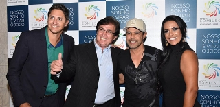 Edmilson ao lado do prefeito de Taquaritinga, Vanderlei Mársico , Zezé di Camargo e Siméia Moraes. Foto: Divulgação