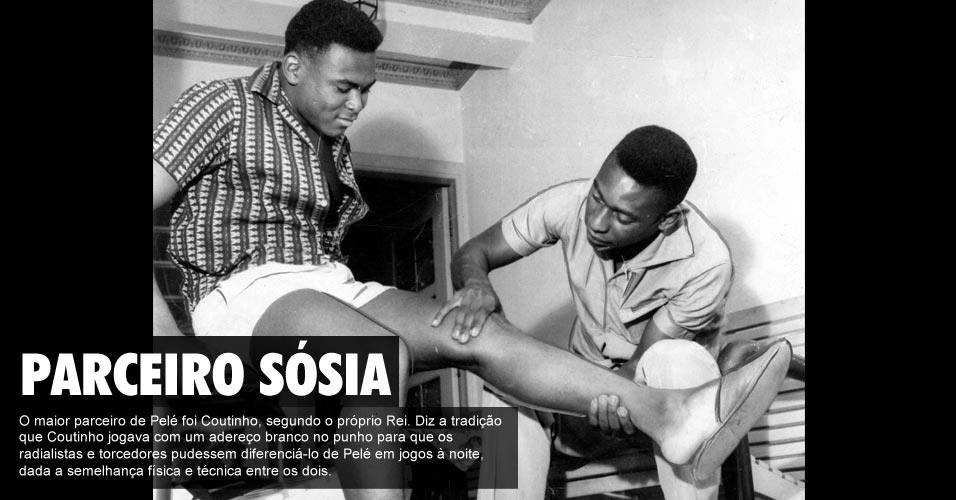 Nos anos 60, Pelé faz papel de médico para examinar o joelho de Coutinho. Foto publicada no Facebook da ASSOPHIS