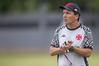 O t&eacute;cnico cruzmaltino Z&eacute; Ricardo comandando trabalho no CT Moacyr Barbosa. Foto: 
Divulga&ccedil;&atilde;o/Vasco