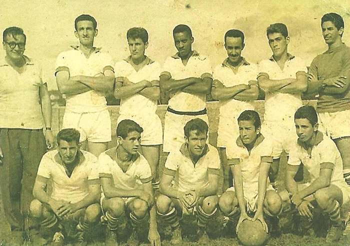 Foto de 1965. Em pé: Membro da comissão técnica não identificado, Zezão, Cavadeira II, Camila, Jorge, Ivan (Surdão) e Cesário Maldi. Agachados: Zezo, Saulinho, Rosinha, Afrânio (pai do jogador Creedence, que já atuou no Guarani) e Montipó.