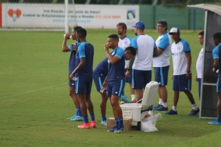 Pausa no treino do elenco baiano no CT Evaristo de Macedo nesta semana. Foto: Rafael Machaddo/EC Bahia