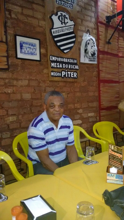 O ex-jogador Piter, em Ribeirão Preto-SP, recebeu uma homenagem com seu nome em uma mesa de bar. Foto: arquivo pessoal