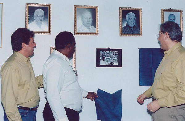 Camila tira o pano que cobria o quadro que o homenagearia, na Sala Milton Neves, em Muzambinho