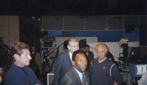 A chegada de Pel&eacute; ao SuperT&eacute;cnico da Rede Bandeirantes de Televis&atilde;o, em setembro de 1999, foi marcante. Foi conduzido por J. H&aacute;willa (&agrave; direita). Oswaldo de Oliveira, admirado, est&aacute; &agrave; esquerda. Ele, H&aacute;willa, criou o SuperT&eacute;cnico. A id&eacute;ia surgiu num jantar na mans&atilde;o de Fausto Silva, durante uma 