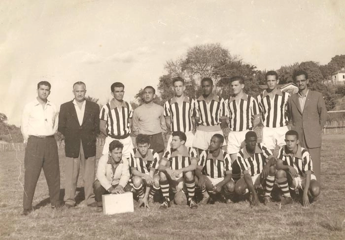 Pose dos craques no Estádio Professor Antonio Milhão, em Muzambinho-MG. Em pé, da esquerda para a direita: Lua, Nilo Bortolotti, Ronaldo Ésper, Amintas, Toninho Falcucci, Camila, Mixirica, Bodinho e José Octaviano Sales. Agachados: Dito Dino, Orlando, Tininho, Chila, Gilson e Zé Pequeno
