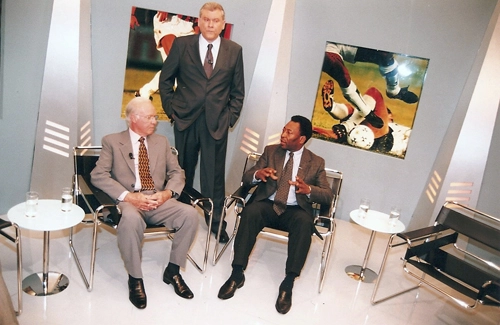 Zagallo e Pel&eacute;, no SuperT&eacute;cnico, em 2001: foi o dia em que Pel&eacute; pela primeira vez falou que n&atilde;o disputou a Copa de 1974 como protesto &agrave; ditadura militar do Brasil.
