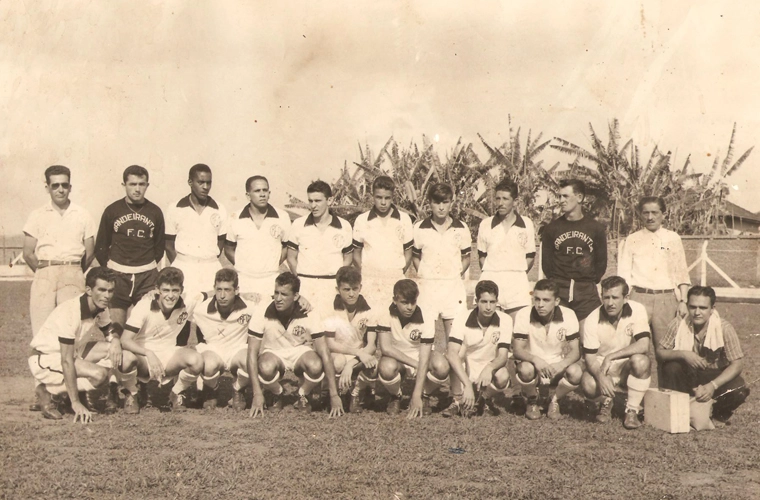 Elenco completo do Bandeirantes Futebol Clube, de Muzambinho. Em pé, da esquerda para a direita: Tenente Megale (pai de Décio Megale), Nei Baiano, Camila, Zé Milton, Tininho, Fominha, Alúcio, Dedém, Paulo Pingaiada e Pedro Viola. Agachados: Ronaldo Ésper, Ivan Surdão, Ditinho, Jamilinho Elias, Zé Orlando, Márcio Luiz (filho do Delega), Pedrinho do Monte Belo, Tôti, Corote e o saudoso massagista Renê Bernardes