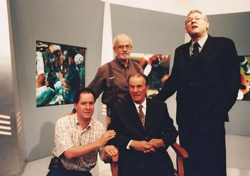 O produtor Waldyr Bonnas ( morreu em Uberl&acirc;ndia no ano de 2004 ), Milton Neves, M&aacute;rio Quaranta Filho e Tel&ecirc; Santana nos estudios do SuperT&eacute;cnico da Band.
