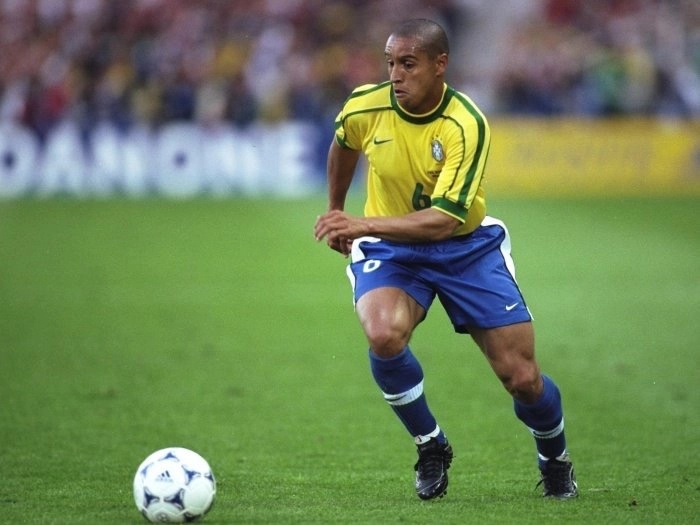 Roberto Carlos em ação durante a Copa do Mundo de 1998. Foto: Reprodução