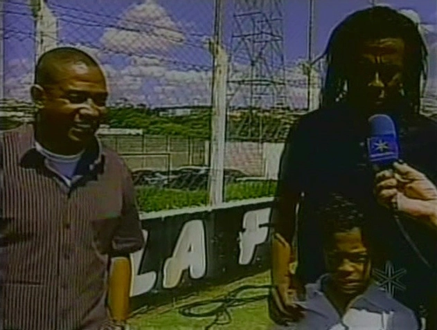 Dois astros da Seleção Brasileira, César Sampaio e Roque Júnior (com seu filho) sendo entrevistados por Edvaldo em Limeira, no dia 23 de outubro de 2011. Foto: Arquivo pessoal Edvaldo Tietz