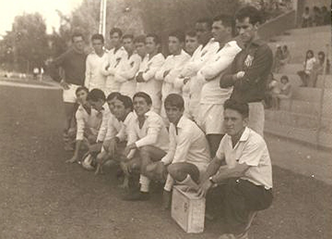 O time do Muzambinho Futebol Clube foi até Guaxupé para disputar uma partida. E estavam com frio, pois usavam as lindas camisas brancas de mangas compridas. Em pé, da esquerda para a direita: Paulo Pingaiada, Fominha, Pininho, Jairo, Carlinho Boca de Véia, Lezinho, Maé Faria, Alúcio, Camila, Mixirica e Amir. Agachados. Edson Dino, Cavadeira, Cesare, Roberto do Juca, Tente, Lado e Benedito Dino, munido de sua maleta de primeiros socorros. Foto enviada por Celio Sales