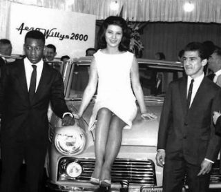 UMA FOTO, UMA HIST&Oacute;RIA -  Pel&eacute;, a Miss Brasil e Eder Jofre no lan&ccedil;amento do Aero-Willys