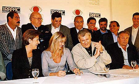 No dia 26 de abril de 1999 foi apresentada a nova equipe de esportes da TV Bandeirantes no projeto Band-Traffic. Em p&eacute;: Roberto Rivellino, Orlando Duarte, Antonio P&eacute;trin, Luiz Cear&aacute;, Fernando Fernandes, Osvaldo Paschoal, Alexandre Santos e M&aacute;rcio de Castro. Sentados: Silvia Vinhas, Hort&ecirc;ncia, Milton Neves e Luciano do Valle