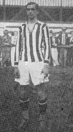 Araken Patuska foi um dos maiores jogadores do Santos nos anos que antecederam o surgimento de Pelé. Pelo Peixe, conquistou o título paulista de 1935, o primeiro da história do clube. Passou também pelo São Paulo no final da carreira. Foto do Álbum de Ouro do Santos - Volume dois