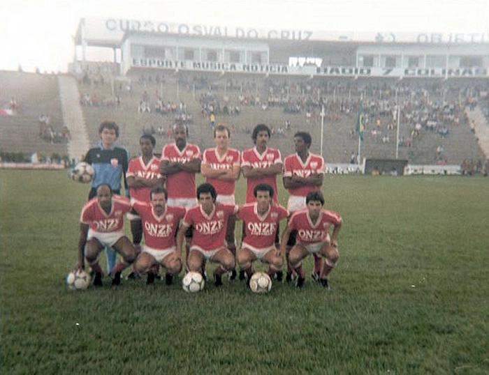 Da esquerda para a direita, em pé: Edson Luís, Marcinho, Beto Fuscão, Toninho Vanusa, Joílson e Osmar. Agachados: Edu Bala, Toinzinho, Serginho, Sílvio e Dudu. Foto enviada por Gilvannewton