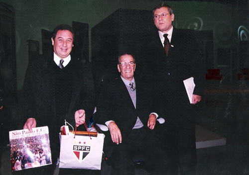 Milton presenteia Tel&ecirc; com uma camisa laranja do Fluminense