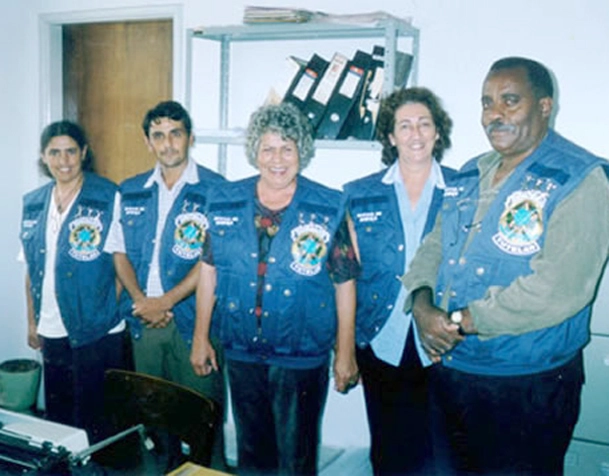 O querido Camila, último à direita, posando com amigos.A penúltima é a benemérita muzambinhense Odorica Rossi Elias.