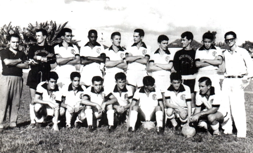 Em pé: Paulo Renê Bernardes, o goleiro Paulo Pingaiada, Ronaldo Ésper dos Reis, Antônio Januário (o Camila), João da Marta, Bodinho, Tininho Fazzi, Amir Além Aquino, Fernando Eduardo Montanari (o Fominha) e Doutor Miguel Anechini Neto. Agachados: Ivan Surdão, Pedrinho Martins, Tôti, Banterli, Márcio Luiz do Delega, Orlando e Corote. O local é o estádio Professor Antonio Milhão, de Muzambinho (MG). 