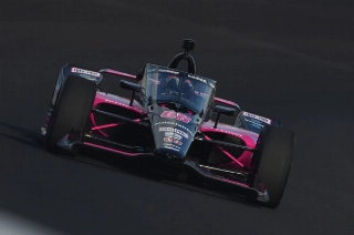 Brasileiro triunfou pela quarta vez no icônico circuito oval. Foto: Divulgação/IndyCar