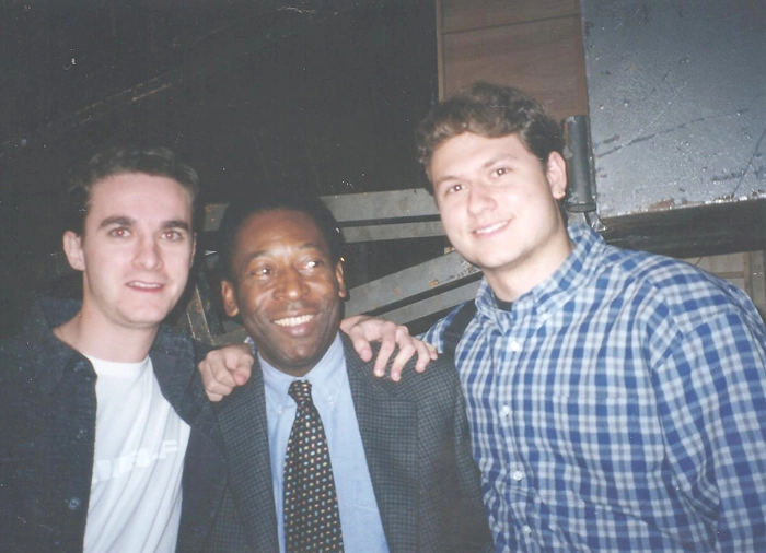 Pel&eacute; com os jovens rep&oacute;rteres Eric Klein e F&aacute;bio Lucas Neves, nos bastidores do Super T&eacute;cnico, em 2001