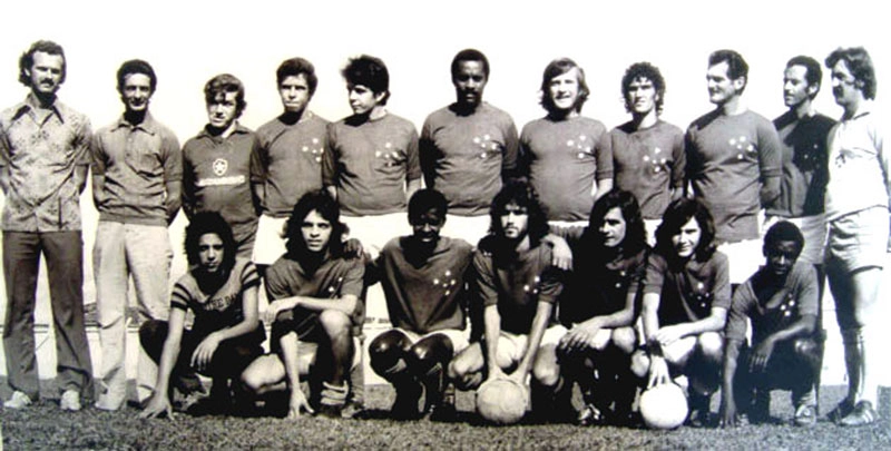 Foto do Cruzeiro de Muzambinho-MG, campeão sul-mineiro de 1971. Em pé: Walter Cipriani Filho (preparador físico), Michel Salomão( cozinheiro do time), goleiro reserva Mané Peixe, Luiz Montanari, Fernando Montanari (o Fominha), Camila, Bortola, Ique, Mixirica, Candoca e Paulo Pingaiada. Agachados: massagista Tatu, Luiz Ricardo Bonelli, saudoso Zulu, o inesquecível Laudimiro, Vanderlei do Racine (esse era um craquaço de bola), Niquinho e Jorge do Zé Ernesto. O técnico era Willian Peres Lemos. Deles, já faleceram Candoca, Paulo Pingaiada, Zulu e Laudimiro. 