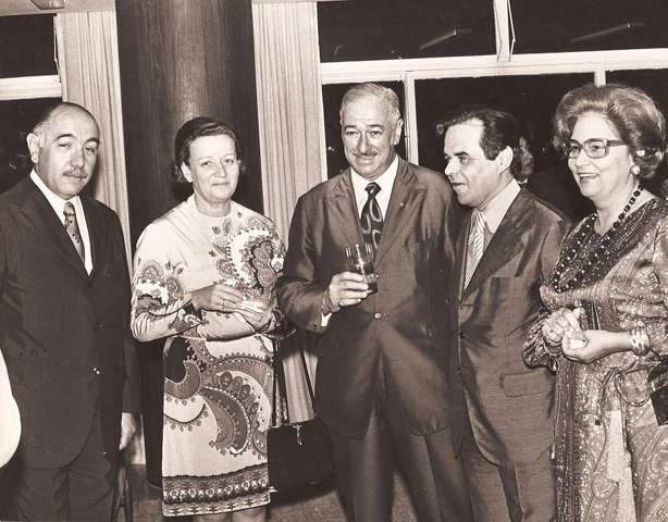 Festa do 32º aniversário em dezembro de 1973. Araken Patuska e Mauro Pinheiro entre duas senhoras
