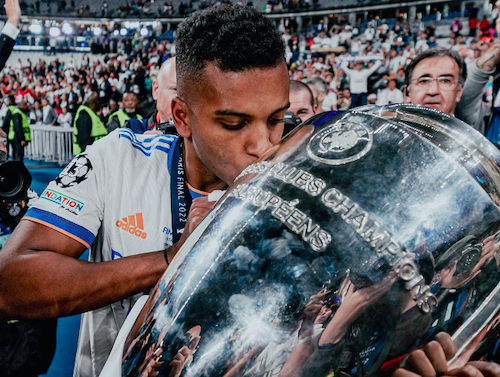 Rodrygo beija a taça da Champions League 2021/22. Foto: Reprodução/Instagram 