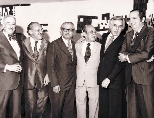 Festa do 34º aniversário em dezembro de 1975. Araken Patuska, Jorge Mello, Pedro Luiz Paoliello é penúltimo e Milton Camargo é o último