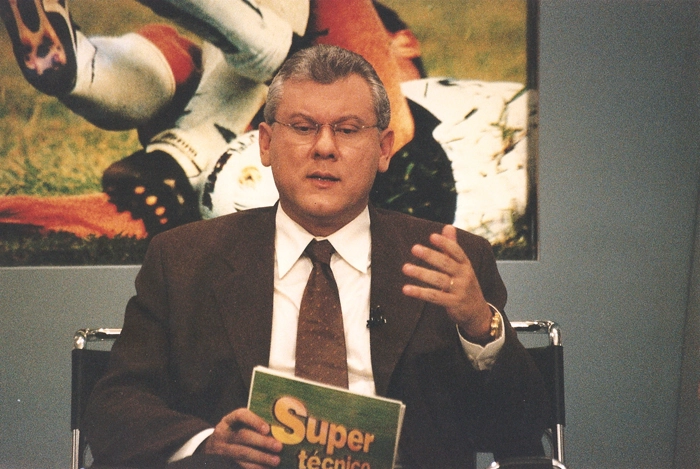 Milton Neves conduz o programa Super T&eacute;cnico