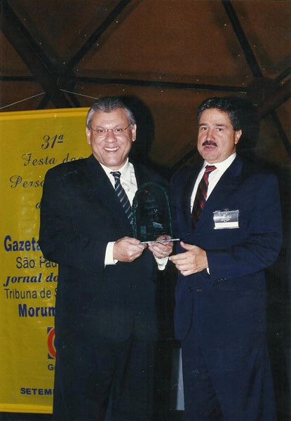 Milton Neves e Johnny Saad na 31&ordf; Festa das Personalidades, em 24 de setembro de 2001, ocasi&atilde;o em que o Programa Super T&eacute;cnico foi homenageado como programa esportivo exemplar de televis&atilde;o