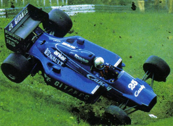 Durante o GP da Áustria de 1985, capotando com a Ligier. Foto: Reprodução