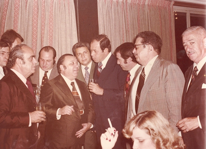 Flávio Iazetti (é o terceiro), José Ferreira Pinto (é o quinto), José Astolphi (ao fundo observando conversa), Dr Goes e Araken Patuska (é o último). Foto arquivo ACEESP