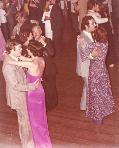 Flávio Adauto dançando com esposa (de vestido rosa) à frente e Araken Patuska (de terno marron), também dançando com esposa, atrás de Flávio Adauto. Foto arquivo ACEESP