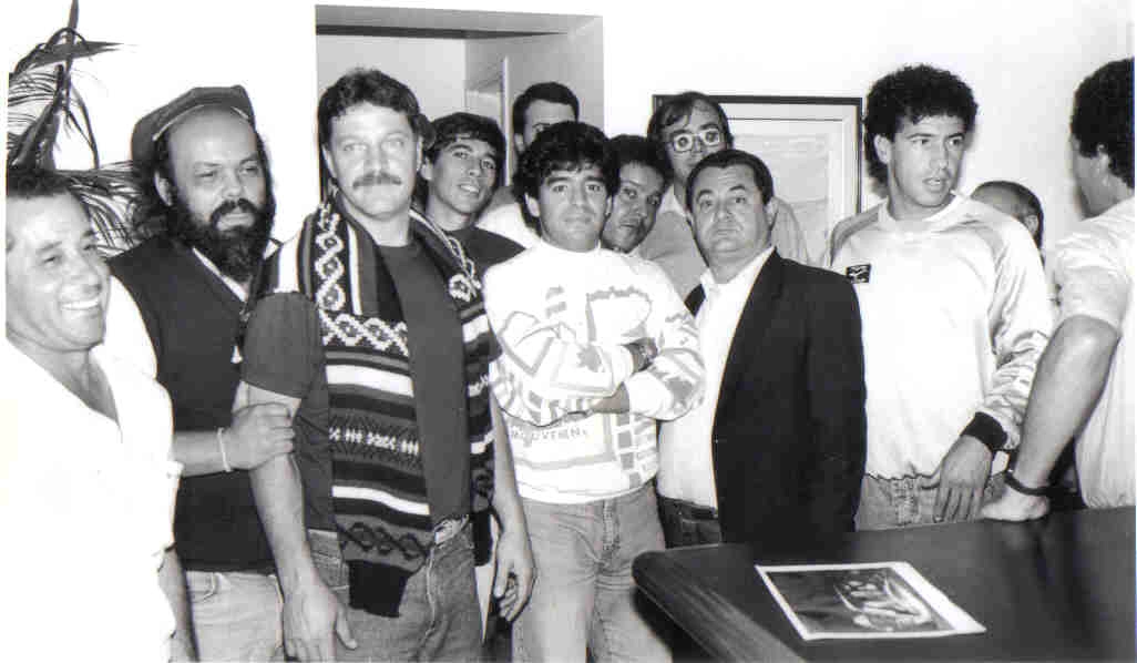 Maradona e Careca com jornalistas brasileiros em Campinas, em 23 de julho de 1990. Na foto, à direita de Maradona, com a cabeça no ombro do argentino, o repórter Renato Otranto. Foto: arquivo pessoal de Renato Otranto