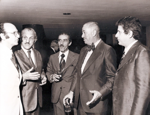 Festa do 34º aniversário em dezembro de 1975. Walter Abrahão, Jorge de Mello, Pedro Luiz (ao fundo e de perfil), amigo, Araken Patuska e Carlos Aymard