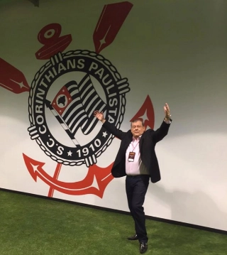 Em 2015, impressionado com a moderna casa alvinegra. Foto: Portal Terceiro Tempo