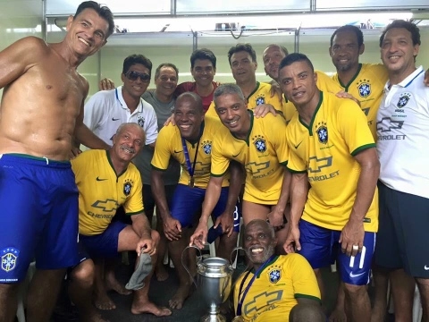Da esquerda para a direita: Edinho, Júnior e Dadá, deitado está Claudio Adão, ambos representando a Seleção Brasileira de Másters, em 2015. Foto: reprodução