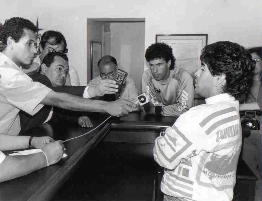 Maradona e Careca com jornalistas brasileiros em Campinas, em 23 de julho de 1990. Foto: arquivo pessoal de Renato Otranto