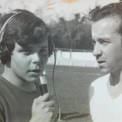 Fernando Vannucci, então com 15 anos, entrevista Tostão em 1966, no Estádio Boulanger Pucci em Uberaba, pouco antes de Cruzeiro 4 x 0 Uberaba, jogo válido pelo Campeonato Mineiro. Foto: arquivo pessoal de Fernando Vannucci
