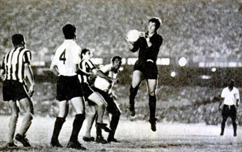No dia 19 de outubro de 1969, Abo estreou com a camisa do Corinthians. Da esquerda para a direita: Jairzinho, Luíz Carlos, Ferreti, Ditão, Ado e Miranda. Foto: enviada pelo internauta Walter Peres 