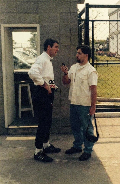 Zetti sendo entrevistado pelo jornalista Fábio Salgueiro, que registrado aqui, na década de 1990, ainda era apenas um universitário. Foto: Reprodução