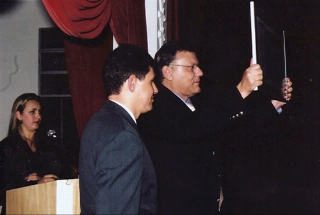 Com a placa da outorga, em 2004. Foto: Divulga&ccedil;&atilde;o