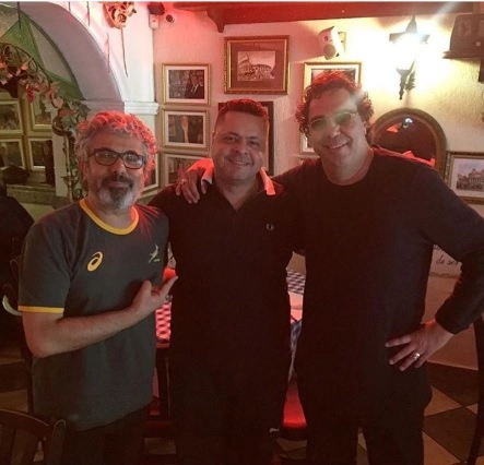 Zé Luiz, apresentador da 89FM, Fábio Lellis e Casagrande posam para foto no restaurante Lellis Strattoria, em julho de 2018. (Foto: Reprodução - Instagram @lellisfabio)