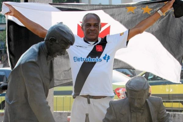 Sempre vasca&iacute;no, em novembro de 2013, em Vila Isabel-RJ, junto &agrave; est&aacute;tua de Noel Rosa. Foto: NetVasco