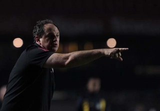 Rogério Ceni orientando o Tricolor durante o empate com o Ceará. Foto: Rubens Chiri/saopaulofc.net