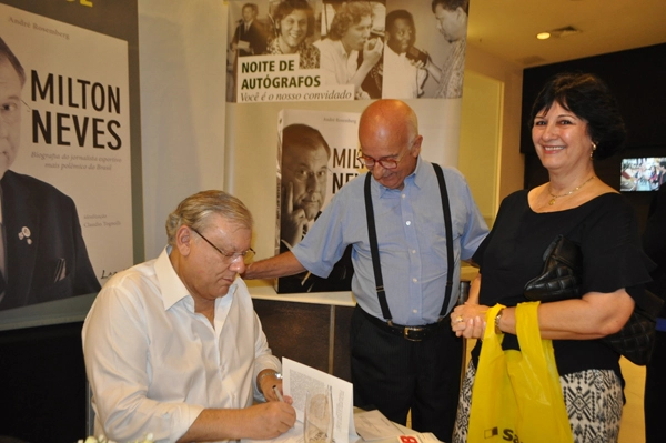 Milton autografa seu livro para Bird Clemente, que veio acompanhado de sua esposa Luiza, na noite de autógrafos de Milton Neves em 11 de novembro de 2013, no Shopping Frei Caneca. Foto: Marcos Júnior/Portal TT