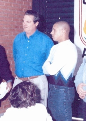 Nos anos 90, José Maria Pavan, presidente do União São João, em cerimônia ao lado do ex-lateral Roberto Carlos. Foto: UOL