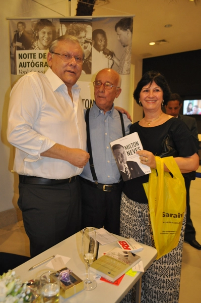 Milton levantou-se para cumprimentar a lenda do automobilismo brasileiro Bird Clemente, que veio acompanhado de sua esposa Luiza, na noite de autógrafos de Milton Neves em 11 de novembro de 2013, no Shopping Frei Caneca. Foto: Marcos Júnior/Portal TT